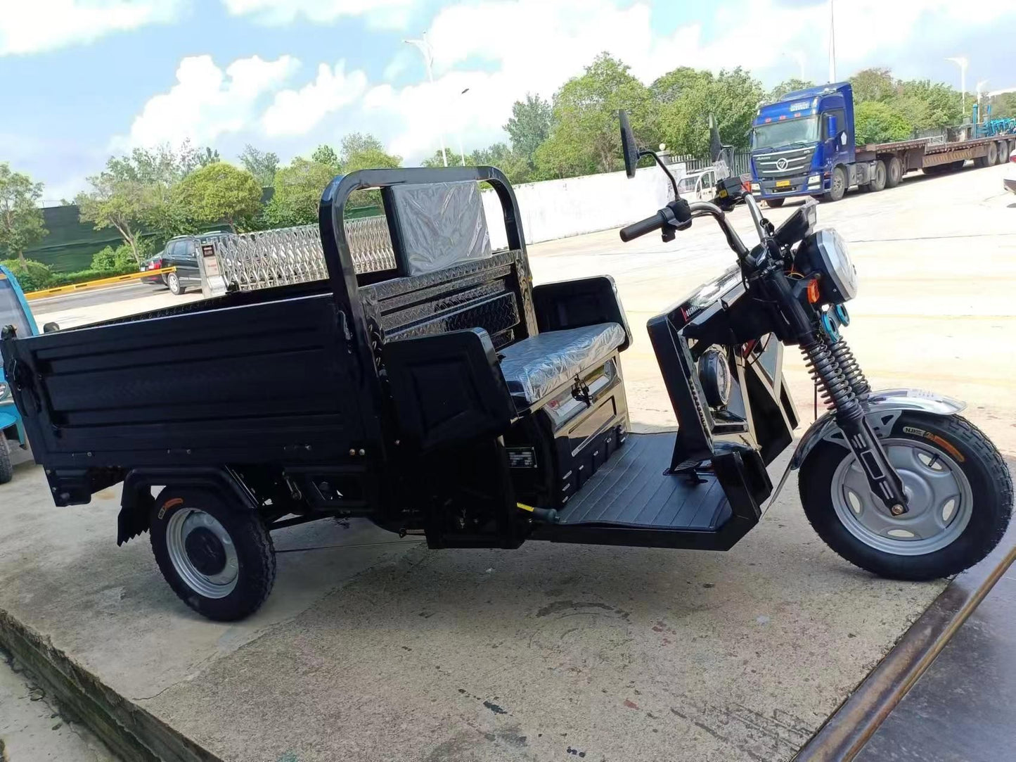 Electric Three Wheel 1.6m with Hydraulic Lifting Unit